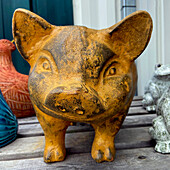 Pflanzgefäß aus Keramik in Form eines Schweins im Gartencenter