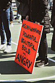 Schild auf einer Kundgebung gegen Gewalt gegen Asiaten, New York City, New York, USA