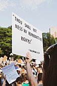 Protestschild bei einer Kundgebung für Abtreibungsrechte, Washington Square, New York City, New York, USA