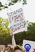 Steht und kämpft für reproduktive Rechte! Schild auf der Kundgebung für Abtreibungsrechte, Washington Square, New York City, New York, USA