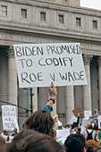Biden versprach, Roe vs. Wade zu kodifizieren! Schild auf einer Kundgebung für Abtreibungsrechte, New York City, New York, USA