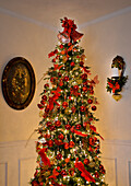 Geschmückter Weihnachtsbaum in der Ecke des Zimmers