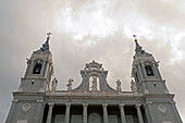 Blick auf die Almudena-Kathedrale, Detail vor grauem Himmel, Madrid, Spanien