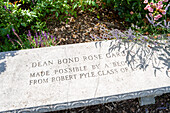 Detail einer Steinbank, Dean Bond Rose Garden, Scott Arboretum, Swarthmore College, Swarthmore, Pennsylvania, USA