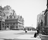 Straßenszene in der Fifth Avenue mit Blick nach Norden, links das Cornelius Vanderbilt Mansion und links im Hintergrund das Plaza Hotel, New York City, New York, USA, Detroit Publishing Company, 1910