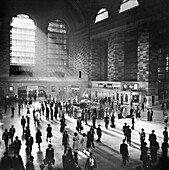 Haupthalle mit Sonnenlicht, das durch die Fenster fällt, Grand Central Terminal, New York City, New York, USA, John Collier, Jr., U.S. Office of War Information/U.S. Farm Security Administration, Oktober 1941