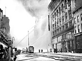 Feuerwehrmann, der Wasser auf ein brennendes Gebäude sprüht, 14th Street, New York City, New York, USA, Bain News Service, Dezember 1909