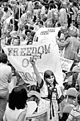 Demonstration gegen die Abtreibungskandidatin Ellen McCormack, Demokratischer Nationalkongress, New York City, New York, USA, Warren K. Leffler, U.S. News & World Report Magazine Photograph Collection, 14. Juli 1976