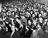 Menschenmenge, die darauf wartet, im Gebäude des Gesundheitsministeriums geimpft zu werden, New York City, New York, USA, Al Ravenna, New York World-Telegram and the Sun Newspaper Photograph Collection, 1947