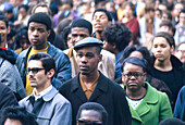 Menschenmenge beim Protest gegen die Ermordung von Dr. Martin Luther King, Jr. im Central Park, New York City, New York, USA, Bernard Gotfryd, 5. April 1968