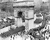 Parade der 82. Luftlandedivision der US-Armee, Washington Square Park, New York City, New York, USA, Al Ravenna, New York World-Telegram und The Sun Newspaper Photograph Collection, 12. Januar 1946
