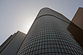 Niedriger Blickwinkel auf drei moderne Bürogebäude, Los Angeles, Kalifornien, USA