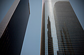 Niedrige Winkelansicht von zwei modernen Bürogebäuden mit Spiegelungen, Los Angeles, Kalifornien, USA