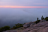 Nebel und Sonnenaufgang vom Cadillac Mountain aus gesehen, Maine, USA