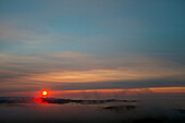 Sonnenaufgang und Nebel, Acadia National Park, Maine, USA