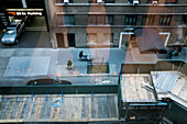 Hochformatige Ansicht einer Straßenszene in Midtown, New York City, New York, USA