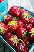 Karton mit frischen Bio-Erdbeeren