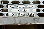Schild im Schaufenster hinter dem Sicherheitstor, Lower East Side, New York City, New York, USA