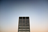 Modernes Bürogebäude von außen gegen den Himmel in der Abenddämmerung