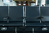 Sitzreihe im Wartebereich, Internationaler Flughafen Jacksonville, Jacksonville, Florida, USA