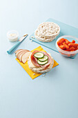 Reiswafel-Sandwich mit Schinken und Käse