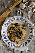 Spaghetti with garlic and mushrooms
