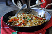 Spaghetti mit gerösteter Paprika, Knoblauch und Semmelbröseln