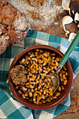 Black-eyed peas with whole wheat bread
