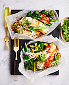 Asiatische Fischpakete mit Brokkoli, Chili und Koriander