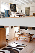 Wohnraum mit Galerie und Holzmöbeln