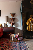 Schlafzimmer mit Antikmöbeln und Modedesign