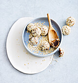 Vegan energy balls with nut nougat