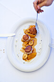 Fried scallops with bananas and oranges