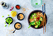 Quinoa-Bowl mit Broccoli, Edamame und Erdnusssauce