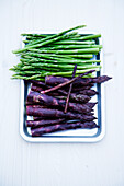 Green asparagus and purple asparagus