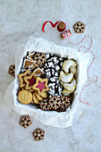 Verschiedene Weihnachtsplätzchen (Schokolade, Erdnuss, Mandelkerne, Ingwer mit Karamellkern, Lebkuchen mit Zuckerguss)