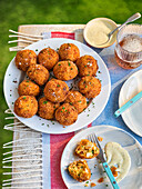 Kroketten mit geräuchertem Schellfisch, Chorizo und Cheddar