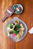 Belbler Knolle (Französischer Rohmilchkäse) und Salat mit geräucherter Forelle