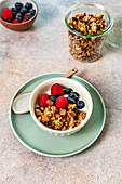 Knuspermüsli aus dem Air Fryer mit Joghurt und Beeren