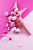 Rosafarbene Süßigkeiten und Eistüten