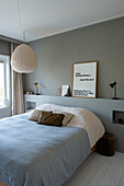 Modernes Schlafzimmer mit grauen Wänden und Hängelampe