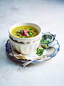 Suppe mit Minze, Saubohnen und Schinken