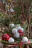 Weihnachtsdeko, Christbaumkugeln und Schneebälle aus Webpelz mit Zweigen der Kanadischen Hemlocktanne (Tsuga canadensis)