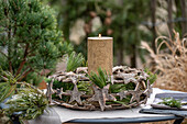 Adventsgesteck aus Zweigen der Seidenkiefer mit Kerze und Sternendeko