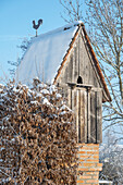 Vogelhaus im winterlichen Bauerngarten