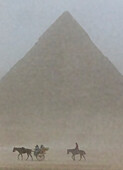 Reiter im Sandsturm. Pyramiden von Gizeh, Ägypten.
