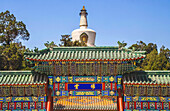 Beihai-Park, Peking, China. Zwei chinesische Schriftzeichen sagen 'Wolkenhaufen' und verweisen auf die weiße Stupa darüber