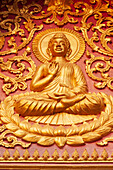 Laos, Luang Prabang. Goldene Reliefschnitzerei von Buddha.