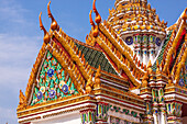 Thailand, Bangkok. Wat Phra Kaew (Tempel des Smaragdbuddhas). Verziertes Dach.