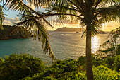 Tobago. Sonnenaufgang über Insel und Meer.